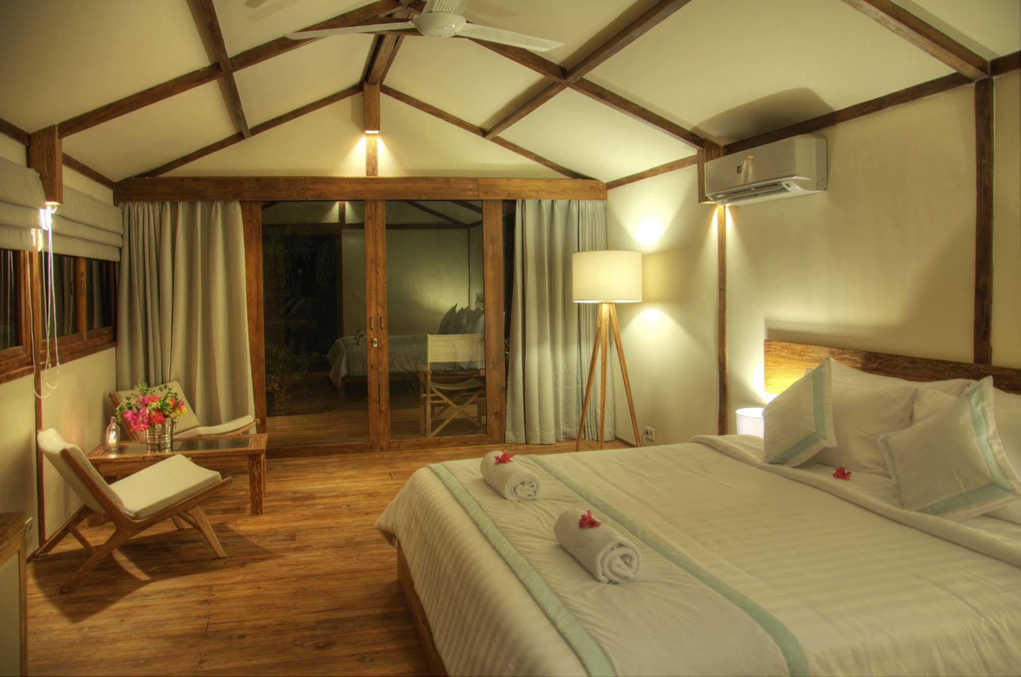 גילי טרוונגן Gili Teak Beach Front Resort מראה חיצוני תמונה
