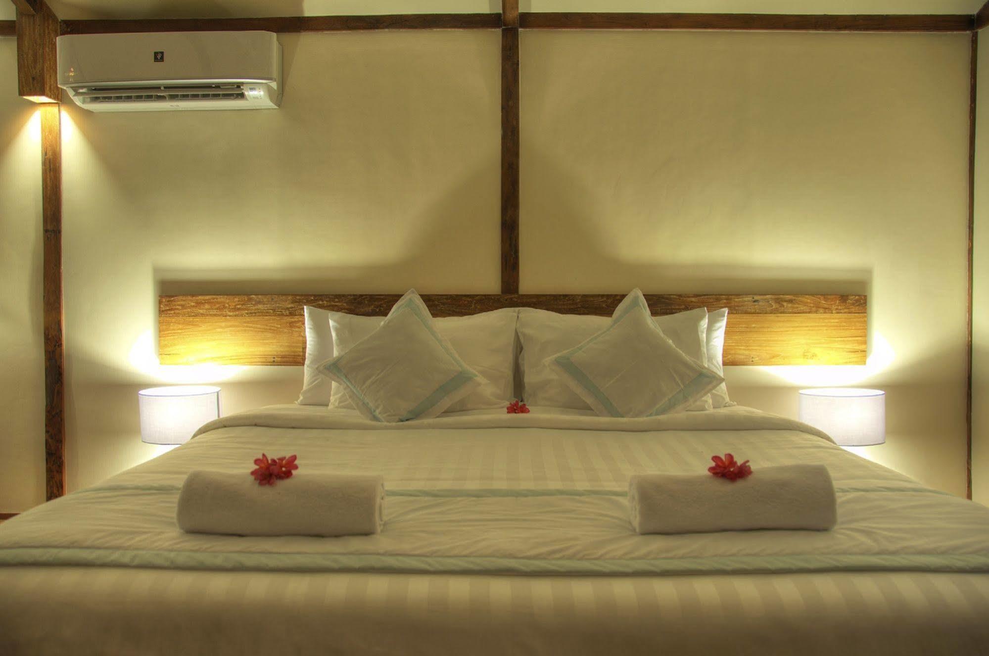 גילי טרוונגן Gili Teak Beach Front Resort מראה חיצוני תמונה